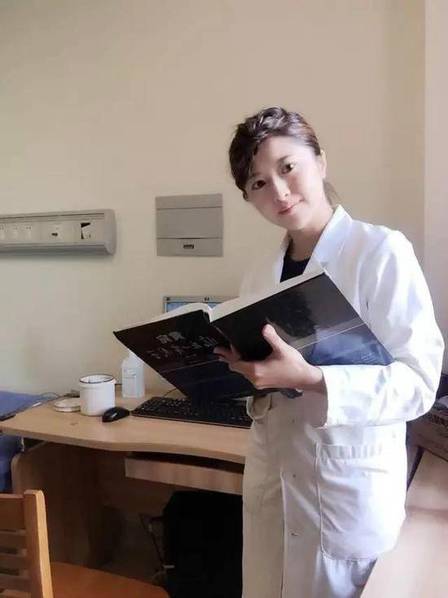 陈易馨是一名心电图医生,如果你在省人医做体检,就可能和她打过照面,每天,她的工作就是要看各种的心电图片子,以及帮大家做检查。她总结了一下心电图医生必备的几句常用语:单子给我、躺到床上、右边裤脚拉起来、衣服拉到胸口、平躺不要动。