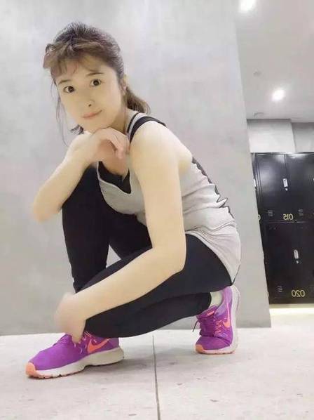在其上传的视频里,她模仿着娇羞女病人、娇羞男病人、小李飞刀式的乱扔单子的病人。如果你马上要做体检了,建议可以看看这个视频,边笑边了解我们作为体检者时该怎么配合医生。