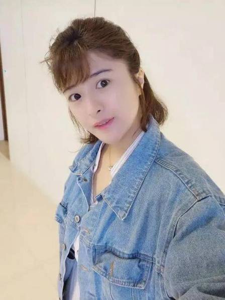 就像陈易馨自己说的那样,她是一位超多业余爱好的逗比医生,看上去是还没长大的样子,其实她的儿子已经有4岁了,偶尔有男病人做完检查后向她要手机号,陈易馨也总能和颜悦色又义正言辞得说道:“我孩子都上幼儿园了。”
