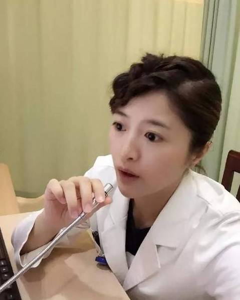 爱玩爱笑长得美可不是陈易馨成为网红的全部原因,在关乎到生命的关键时刻,陈易馨一点也不含糊,去年1月份的时候,陈医生在带孩子学游泳时,看到一个孩子溺水,她立马给予心肺复苏,为孩子争取黄金抢救时间,孩子最终安然无恙,这起事件曾轰动杭城,被各大网络媒体竞相报道,她也被网友们亲切地称为“杭州小龙女”、“最美医生”。