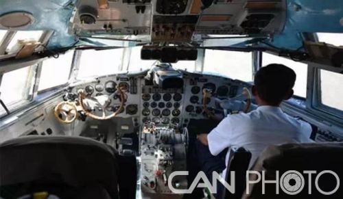 图为伊尔-18驾驶舱内景,与现代飞机不同,伊尔-18没有配备电子显示屏.