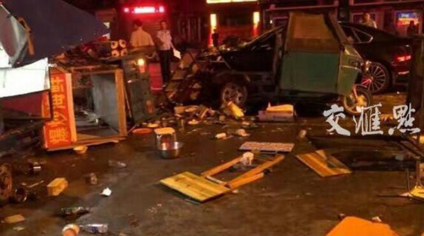 江苏南京一辆轿车连撞路边数个小吃摊,已致2人死亡多人受伤
