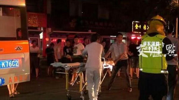 江苏南京一辆轿车连撞路边数个小吃摊,已致2人死亡多人受伤