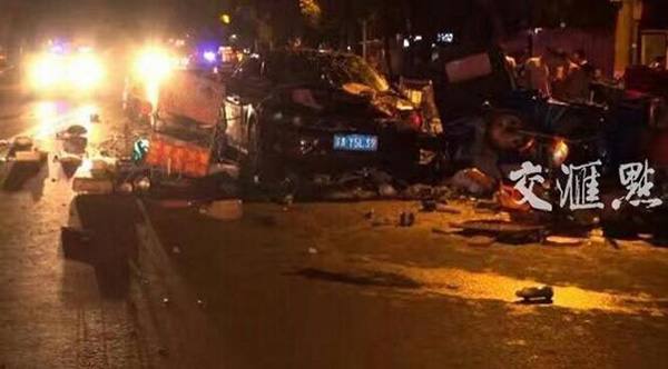 江苏南京一辆轿车连撞路边数个小吃摊,已致2人死亡多人受伤
