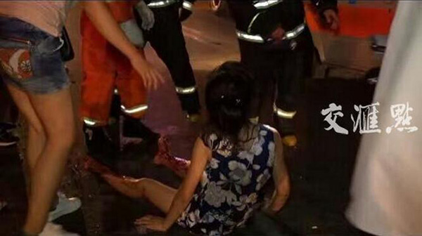 江苏南京一辆轿车连撞路边数个小吃摊,已致2人死亡多人受伤