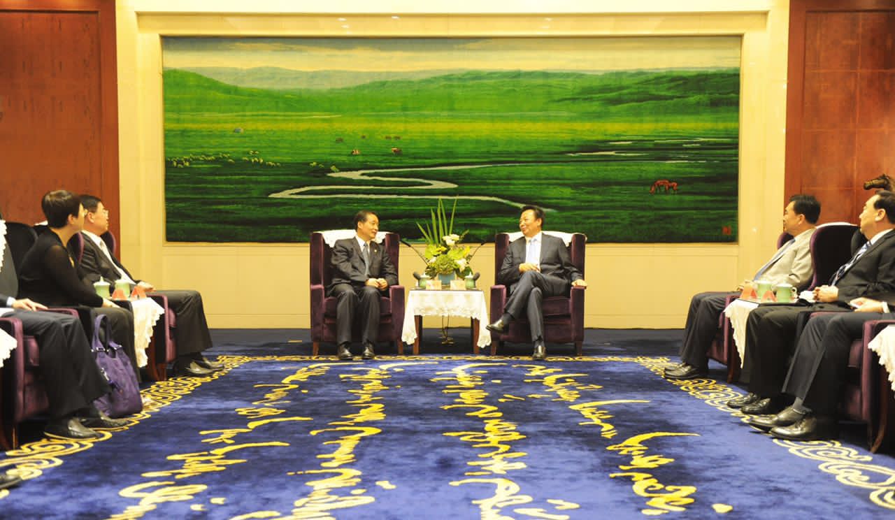 7月22日，内蒙古自治区党委书记、人大常委会主任王君在呼和浩特会见前来出席首届中俄蒙三国旅游部长会议的国家旅游局局长李金早。国家旅游局副局长杜江陪同会见。
