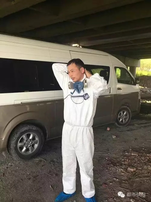 这个汉子是嘉兴南湖区公循分局刑侦大队法医孟燕春。相片是和他一同呈现场的共事拍的,昨日上午,共事发到伴侣圈后被疾速转发,孟燕春霎时成“网红”。