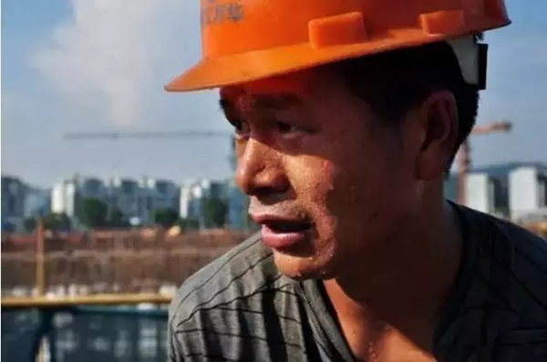 高温气候刷爆了伴侣圈,炎炎骄阳下,在户外没有几分钟就会满头大汗,感触炎热难耐。咱们的修建工人们却在如许的高温下,为都会缔造冷静地事情。