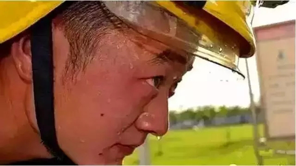 高温、高温,仍是高温!您能够躲进凉爽,能够爬出空调屋,他们不可。再高的气温、再狠毒的太阳烧灼,他们穿上厚重的战役服,背上氛围呼吸器,扛上救活营救配备,奔驰在救活营救的榜首线。
