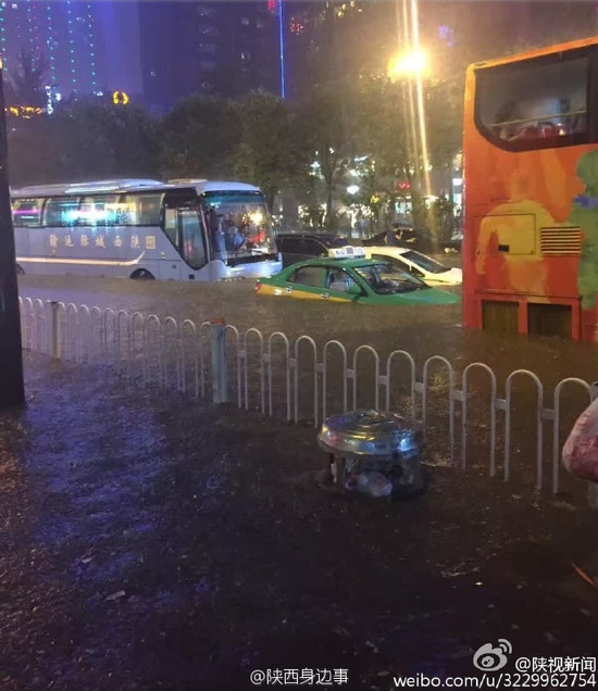 西安暴雨致部分地铁站雨水倒灌 多路段积水