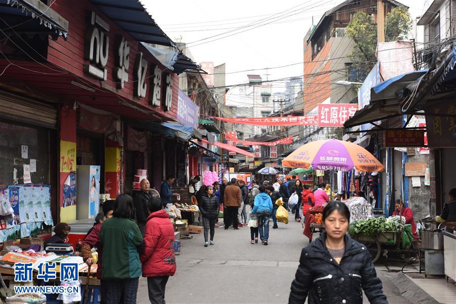 这是跃进村内的市场(3月26日摄)。新华社记者 刘坤 摄