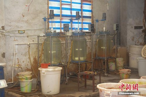 云南警方在昭通一废弃肥料厂内缴获的制毒设备。