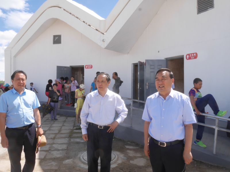 图为李金早在元上都遗址旅游区调研厕所革命工作。