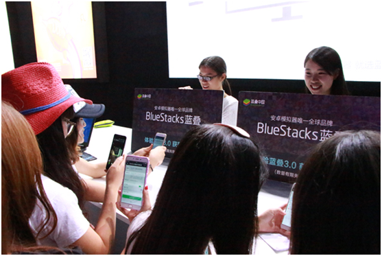 BlueStacks蓝叠是唯一一家拥有引擎专利的安卓模拟器企业，新品BlueStacks蓝叠3.0拥有超瘦7M首包，下载完成仅需5秒。自研超级智能引擎——HyperDroid可以自动完美适配各种高、低配置机器，无须用户手动更换引擎，游戏玩家最直观的感受就是高配机器更畅爽，低配机器很流畅。除此之外，BlueStacks蓝叠3.0还支持众多硬件外设，即插即用，畅快试玩。