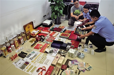 多个高端社区被盗,丢的都是百般奢华品,窃贼仿佛对奢华品尤其懂。而视频显现,每次窃案发作时,一辆奥秘的名驹车均会出如今现场。通过民警一番考察,这名窃贼居然真的是开着名驹车而来。