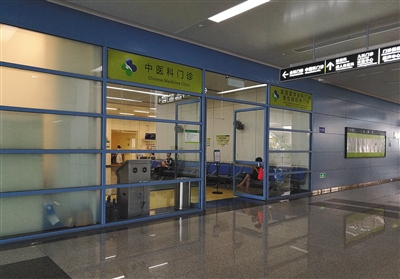 7月22日，香港大学深圳医院一层中医科门诊。香港大学深圳医院在2012年开始投入使用，是一家没有行政级别的公立医院，所有员工不再具有事业编制。