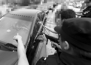 司机拒绝打开车门接受检查，民警挥锤破窗实施抓捕