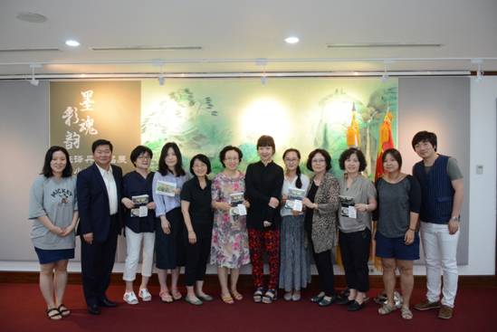 史瑞琳参赞（左二）、张译丹老师和韩国学员在一起