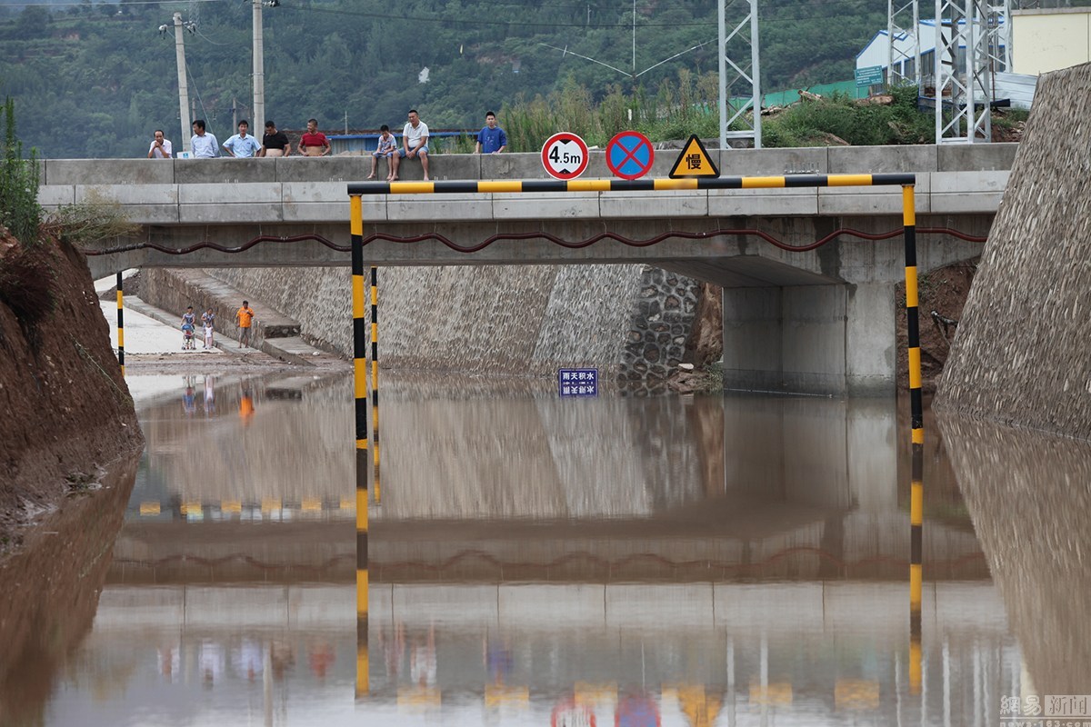 宝鸡突降暴雨涵洞积水严重 汽车在水中泡了近一天(组图),铁路涵洞严重