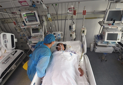 刘密斯看望ICU中的母亲。住院一个多月,已破费近40万元,白叟病床上写“死、入院”。