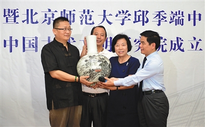 北京师范大学邱季端中国古陶瓷博物馆馆长邱季端(右一)接受文保会捐赠古瓷器。北京师范大学党委宣传部供图