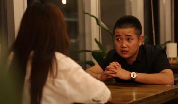 自称“感情工程师”26岁的雷宾,在杭州滨江开辟区设立了本人的作业室,接受代人离别、复合、求婚等营业。