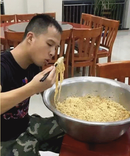 一组图片给刷屏了,图中一位精瘦的消防队员淡定地面对一脸盆的方便面
