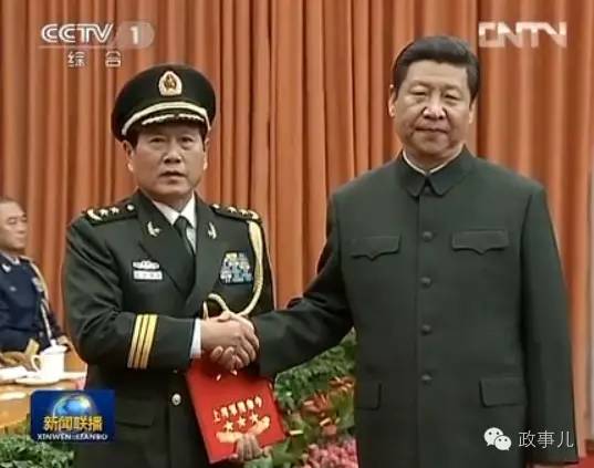 2012年11月23日，中央军委主席习近平向晋升上将军衔的中央军委委员、时任第二炮兵司令员魏凤和颁发命令状。