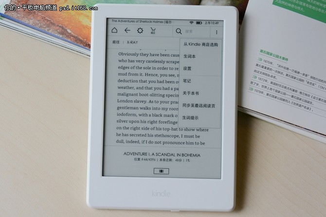 这款全新的Kindle电子书阅读器屏幕尺寸为6英寸墨水屏，像素密度为167ppi，运行内存512MB，相比上一代翻了一番，进一步提升了运行速度；存储容量为4GB，上千本随身携带没问题；在外形尺寸方面，全新的Kindle相比上一代在厚度上薄了11%，重量上轻了16%，在单手握持上有了更好的体验，即便长时间看书，也不会觉得累。