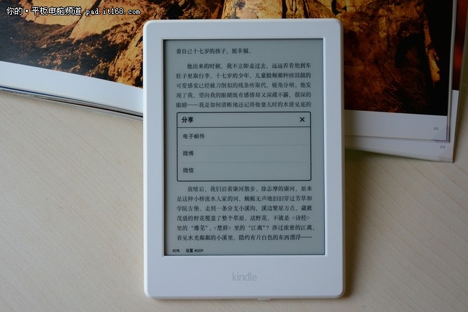 这款全新的Kindle电子书阅读器屏幕尺寸为6英寸墨水屏，像素密度为167ppi，运行内存512MB，相比上一代翻了一番，进一步提升了运行速度；存储容量为4GB，上千本随身携带没问题；在外形尺寸方面，全新的Kindle相比上一代在厚度上薄了11%，重量上轻了16%，在单手握持上有了更好的体验，即便长时间看书，也不会觉得累。