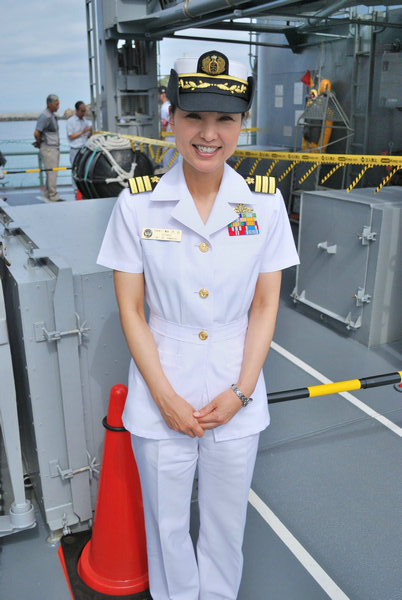 日本自卫队首位美女舰长亮相 舰上配专用厕所