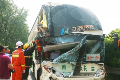 【西汉高速一货车追尾大客车】京港澳高速两货车追尾 客车上乘客受伤