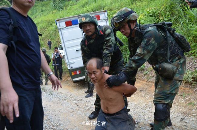 武警官兵协助警察力擒杀人凶犯(组图)