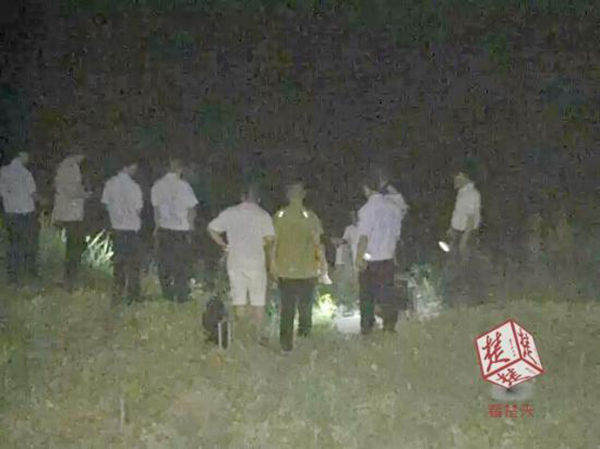派出所民警與村民尋找男童。 楚天都市報恐怖圖