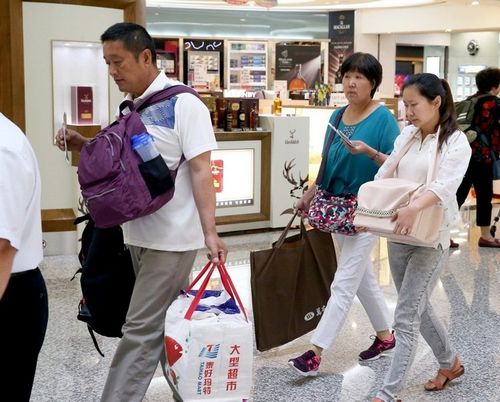 辽宁旅行团火烧车意外最后1位罹难者王银波的骨灰，7月28日中午由家属护送，搭乘班机返回哈尔滨。台湾《联合报》记者陈嘉宁／摄影