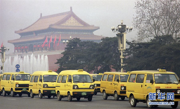 "面的"是黄色微型面包出租车的简称,最早出现在上世纪80年代末的北京.