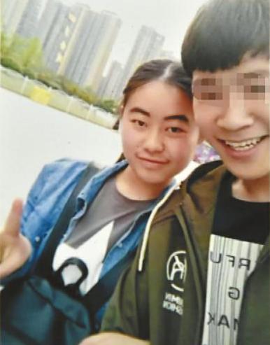 家人以为,谢丽(左)等三人还在成都