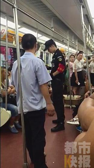 西安穿制服男子地铁喝酒 称我们领导都怕我(组图)
