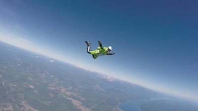 美国男子不带降落伞高空跳落7620米(组图)