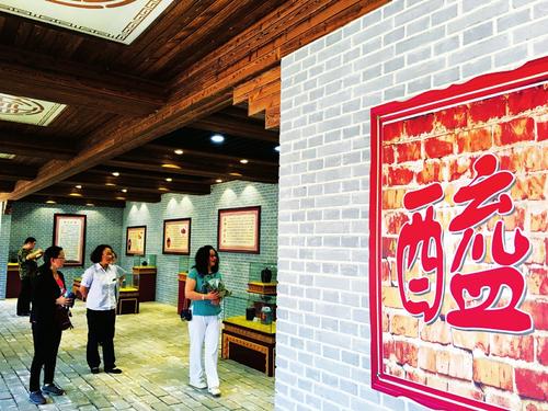 7月27日,游人正在清徐县一家传统手工醋作坊博物馆参观.