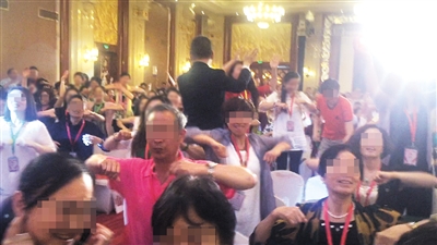 6月初,创造丰盛北京盛典现场,主持人鼓励大家“挥动翅膀,参与共振”。