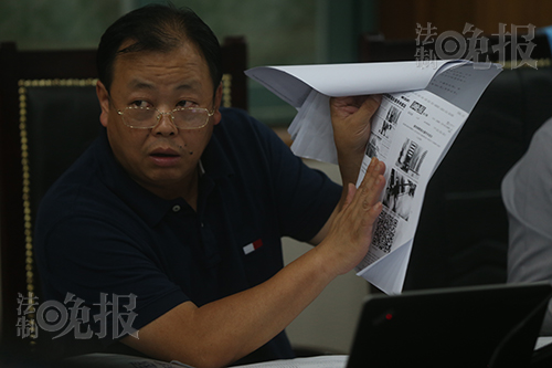 原告人拿出法晚示意其時媒體的報導比擬主觀并無損傷到當事人。 攝 /記者 黑克