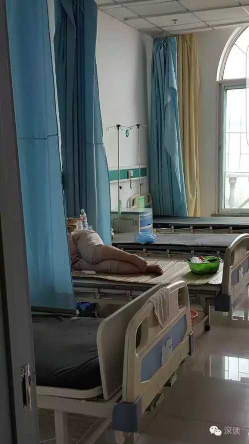  躺在医院病床上的庞静