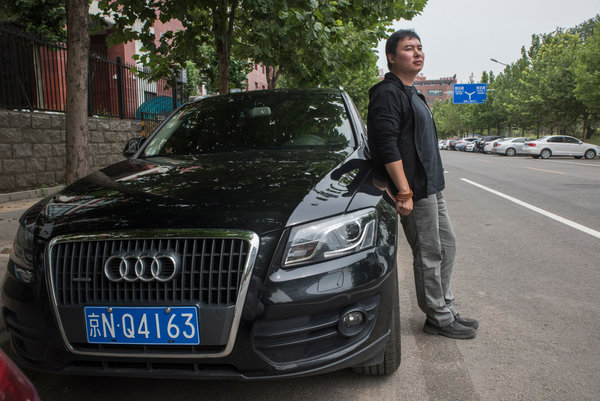 图说：资料图片：周培（音）是北京的一位工程师，他曾以每年约5800元的价格从一位二手车销售员那里租过一个本地车牌。（美国《纽约时报》网站）