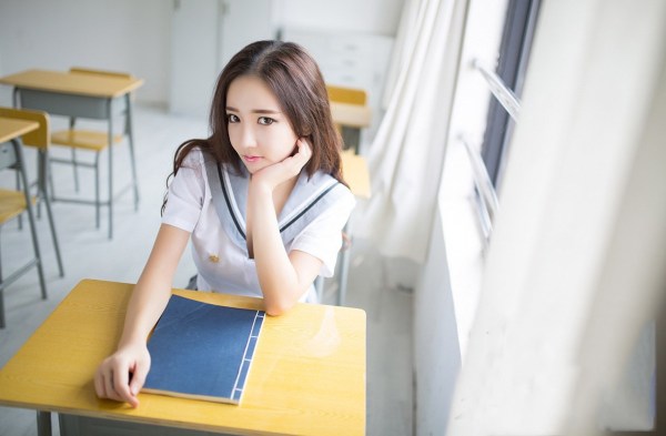 24岁萌妹子许璐,就是一位网络主播。和其他主播不一样的是,农忙时,她会离开网络,回到农村家里下地干农活儿。
