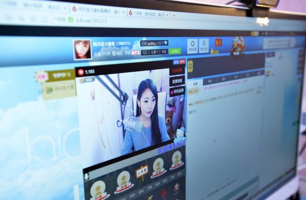 图为网络女主播灵儿(艺名)在直播室门口。