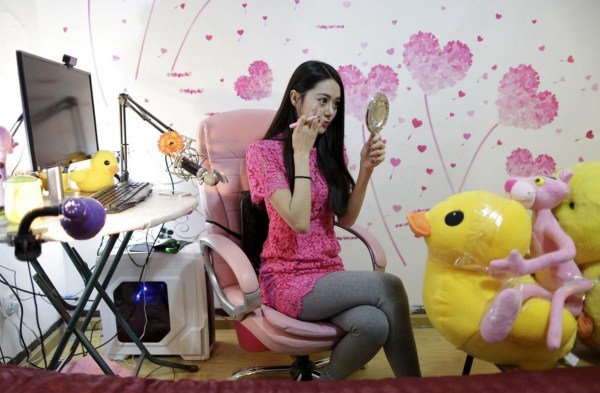网络女主播的荧前幕后.