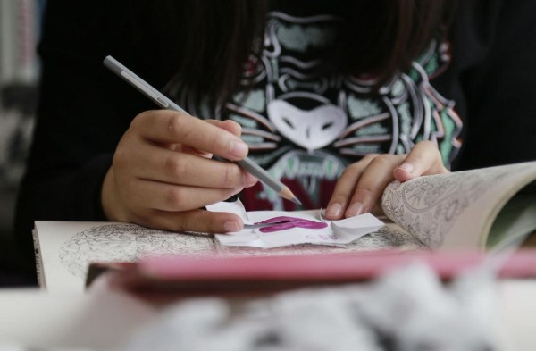 直播房间内的布置,大到壁纸、贴画,小到床单、枕套