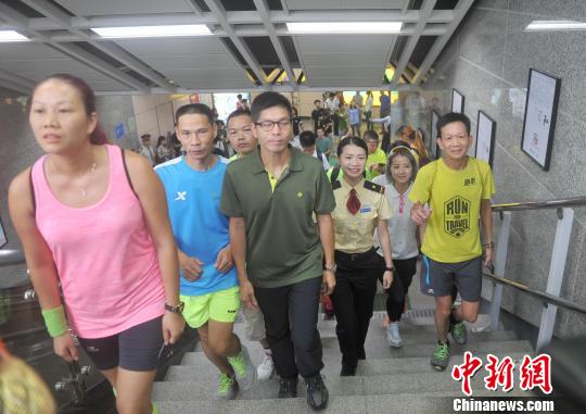 首届“广州地铁马拉松”1日登场。活动以地铁口楼梯为运动场地,不比速度和距离,倡导“多走楼梯、少搭电梯”的健步理念,广州地铁邀请所有市民参与,走得最多的就是冠军。 王华 摄