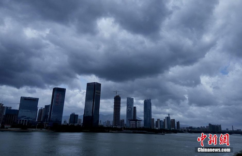 根据气象预报，今年第4号台风“妮妲”将于今日凌晨到上午在广东汕尾到阳江一带沿海登陆，预计登陆强度为强台风级，台风经过地区阵风可达16级。应对强台风，从中央到地方，多部门联动拉响应急响应，广州、深圳等多地宣布停产停课，数百对列车停运。